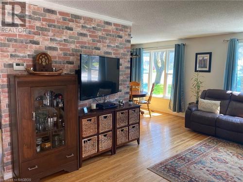 1048 10Th Street E, Owen Sound, ON - Indoor Photo Showing Living Room