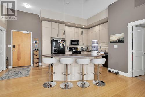 1329 Ellis Street Unit# 702, Kelowna, BC - Indoor Photo Showing Kitchen With Upgraded Kitchen