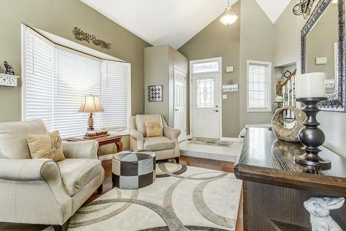10 Summerfield Avenue, Stoney Creek, ON - Indoor Photo Showing Living Room