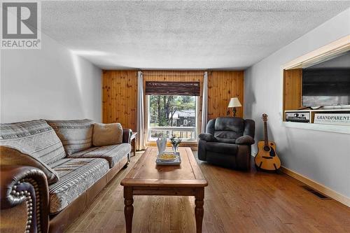 1039 Long Lake Road, Pembroke, ON - Indoor Photo Showing Living Room