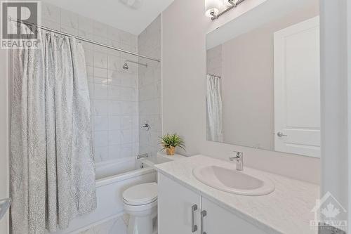 655 Persimmon Way, Ottawa, ON - Indoor Photo Showing Bathroom