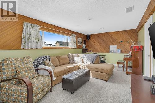 1845 Hayashi Road, Kelowna, BC - Indoor Photo Showing Living Room