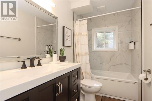40 Severn Street, Sudbury, ON - Indoor Photo Showing Bathroom
