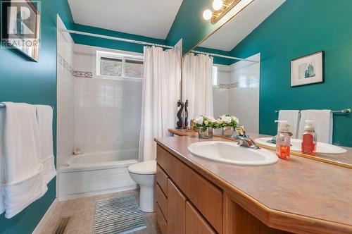 109 Uplands Drive, Kaleden, BC - Indoor Photo Showing Bathroom
