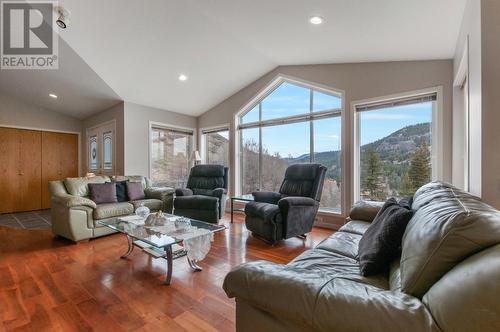 109 Uplands Drive, Kaleden, BC - Indoor Photo Showing Living Room