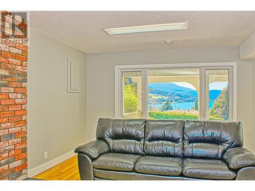 12311 Husband Road, Coldstream, BC - Indoor Photo Showing Living Room
