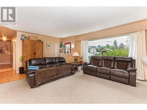 309 Baird Avenue, Enderby, BC - Indoor Photo Showing Living Room