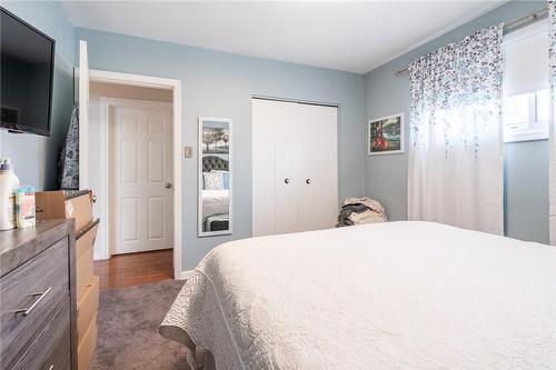 32 Cloke Court, Hamilton, ON - Indoor Photo Showing Bedroom