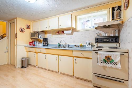 32 Cloke Court, Hamilton, ON - Indoor Photo Showing Kitchen With Double Sink