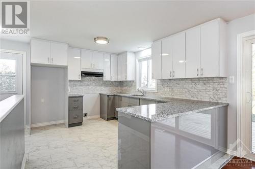2725 Counsell Court, Ottawa, ON - Indoor Photo Showing Kitchen With Upgraded Kitchen
