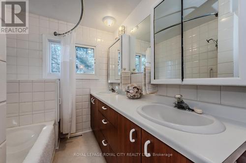 5824 Sixth Line E, Guelph/Eramosa, ON - Indoor Photo Showing Bathroom