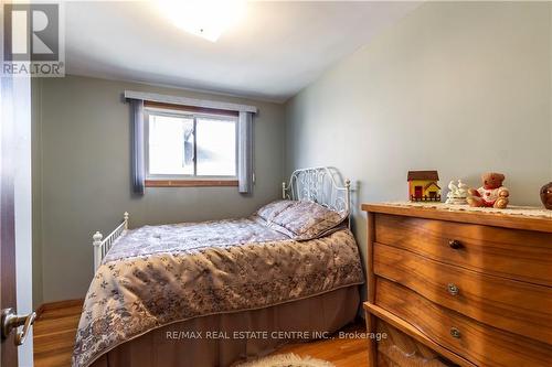 127 Gardiner Drive, Hamilton, ON - Indoor Photo Showing Bedroom
