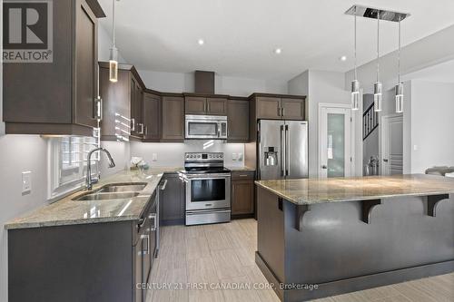 3321 Lismer Way, London, ON - Indoor Photo Showing Kitchen With Double Sink With Upgraded Kitchen