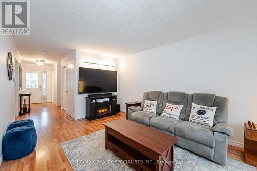 204 Country Club Drive, Guelph, ON - Indoor Photo Showing Living Room