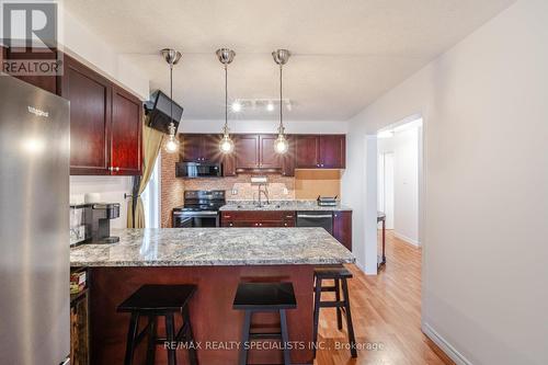 204 Country Club Drive, Guelph, ON - Indoor Photo Showing Kitchen With Upgraded Kitchen