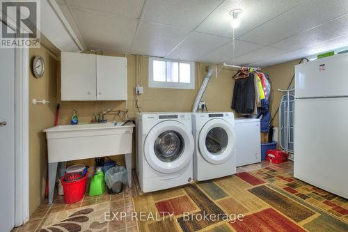 125 Elmwood Ave, Cambridge, ON - Indoor Photo Showing Laundry Room