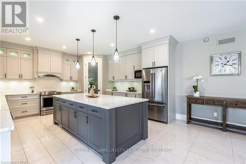 1656 Brayford Ave, London, ON - Indoor Photo Showing Kitchen With Upgraded Kitchen