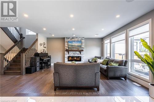 1656 Brayford Avenue, London, ON - Indoor Photo Showing Living Room With Fireplace