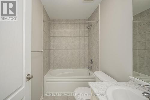327 Pumpkin Pass, Hamilton, ON - Indoor Photo Showing Bathroom