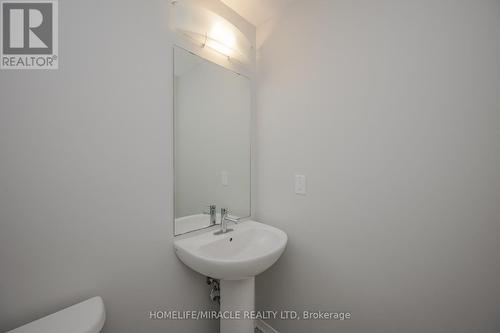 327 Pumpkin Pass, Hamilton, ON - Indoor Photo Showing Bathroom