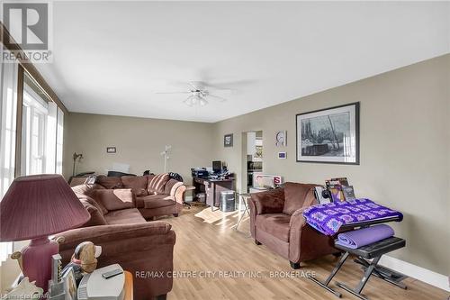 35 Greenfield Drive, London, ON - Indoor Photo Showing Living Room