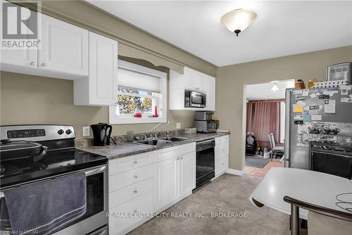 35 Greenfield Drive, London, ON - Indoor Photo Showing Kitchen With Double Sink