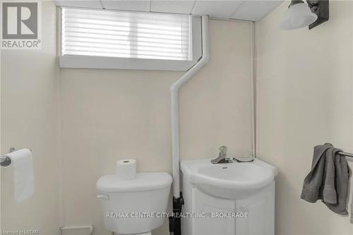 35 Greenfield Drive, London, ON - Indoor Photo Showing Bathroom