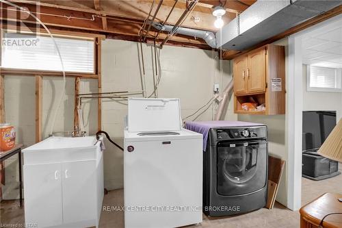 35 Greenfield Drive, London, ON - Indoor Photo Showing Laundry Room