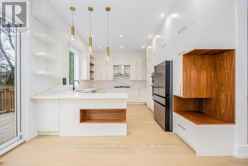69 Aurora Heights Drive S, Aurora, ON - Indoor Photo Showing Kitchen With Upgraded Kitchen