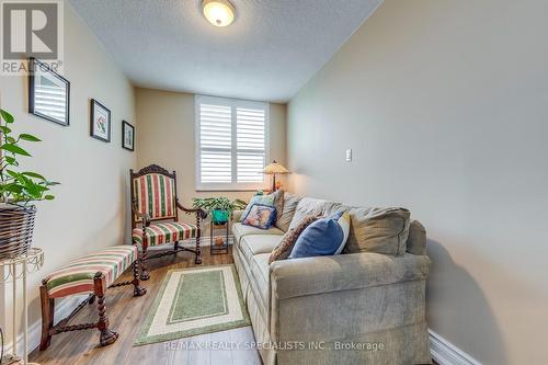 905 - 966 Inverhouse Drive, Mississauga, ON - Indoor Photo Showing Living Room