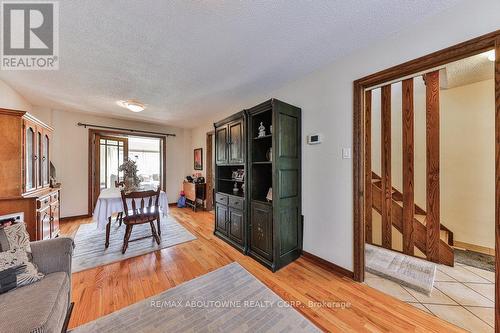 3210 Victoria Street, Oakville, ON - Indoor Photo Showing Living Room