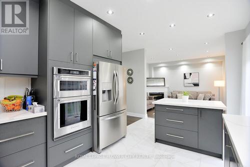 19 Flatbush Lane, Brampton, ON - Indoor Photo Showing Kitchen With Upgraded Kitchen