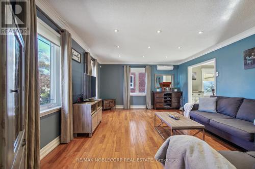 141 Church Street, Toronto, ON - Indoor Photo Showing Living Room