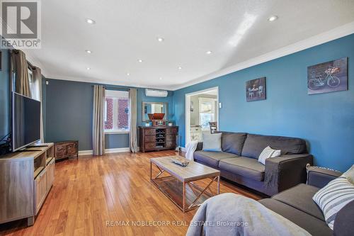 141 Church Street, Toronto, ON - Indoor Photo Showing Living Room