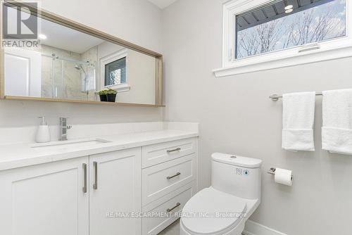 833 Calder Rd, Mississauga, ON - Indoor Photo Showing Bathroom