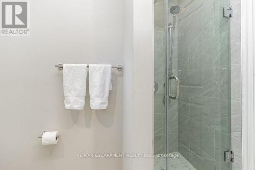 833 Calder Rd, Mississauga, ON - Indoor Photo Showing Bathroom