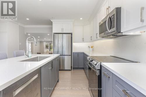 833 Calder Road, Mississauga, ON - Indoor Photo Showing Kitchen With Upgraded Kitchen