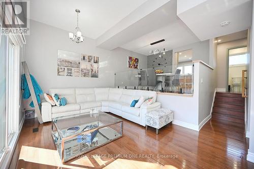 73 - 400 Bloor Street, Mississauga, ON - Indoor Photo Showing Living Room