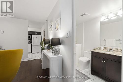 301 - 3233 Eglinton Avenue E, Toronto, ON - Indoor Photo Showing Bathroom