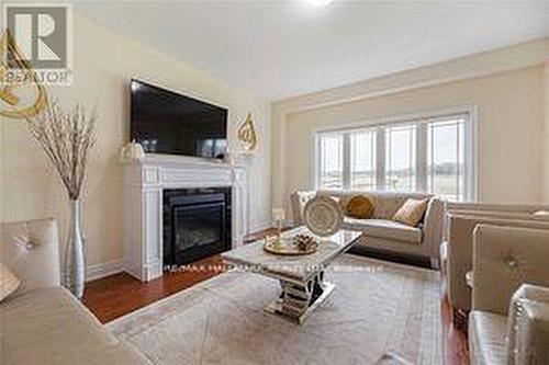 33 Lorne Thomas Place, New Tecumseth, ON - Indoor Photo Showing Living Room With Fireplace