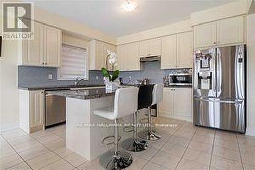 33 Lorne Thomas Place, New Tecumseth, ON - Indoor Photo Showing Kitchen