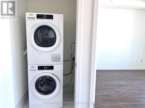 428 - 2 David Eyer Road, Richmond Hill, ON - Indoor Photo Showing Laundry Room