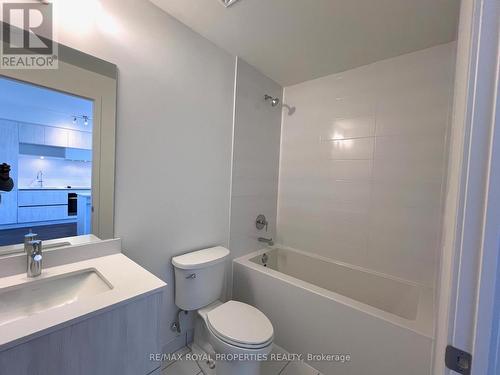 428 - 2 David Eyer Road, Richmond Hill, ON - Indoor Photo Showing Bathroom