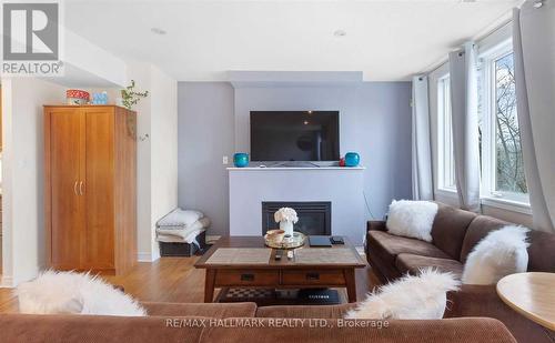 618 - 75 Weldrick Road E, Richmond Hill, ON - Indoor Photo Showing Living Room