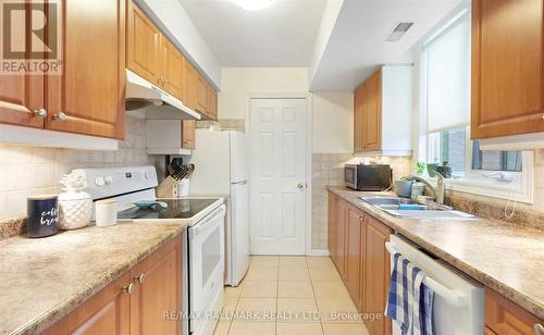 618 - 75 Weldrick Road E, Richmond Hill, ON - Indoor Photo Showing Kitchen With Double Sink