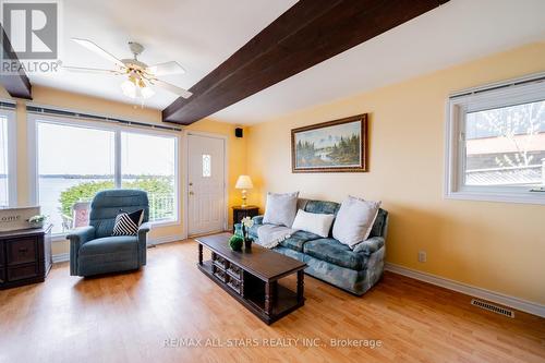 420 Fralicks Beach Road, Scugog, ON - Indoor Photo Showing Living Room