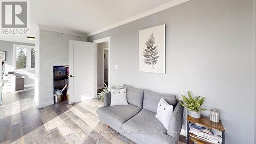 23 Rockside Lane, Kawartha Lakes, ON - Indoor Photo Showing Living Room