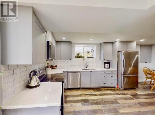 23 Rockside Lane, Kawartha Lakes, ON - Indoor Photo Showing Kitchen With Upgraded Kitchen