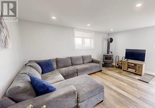 23 Rockside Lane, Kawartha Lakes, ON - Indoor Photo Showing Living Room
