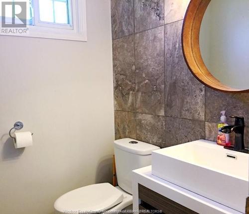 8060 Molnar Crescent, Windsor, ON - Indoor Photo Showing Bathroom